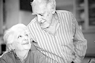 　　近年来俄罗斯人口老龄化趋势渐显。据俄罗斯养老基金会数据，2011年俄退休人员首次突破4000万，2012年年底俄退休人数将在现有基础上再增加50万。