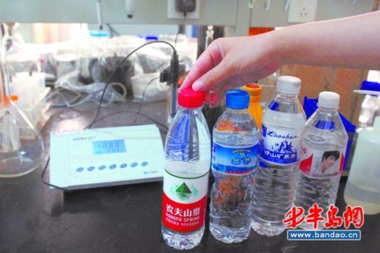 记者选取了市民夏日常喝的几种瓶装水和饮料进行酸碱度实验。