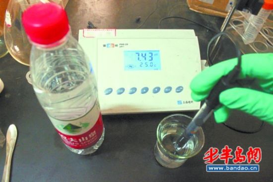 测试结果显示 ，农夫山泉pH值为7.43。