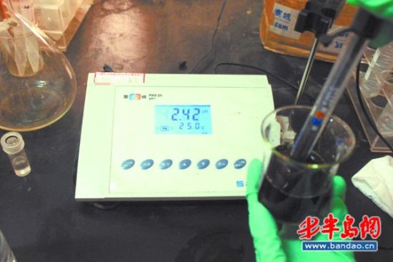 碳酸饮料pH值为 2.42，比食醋还低。