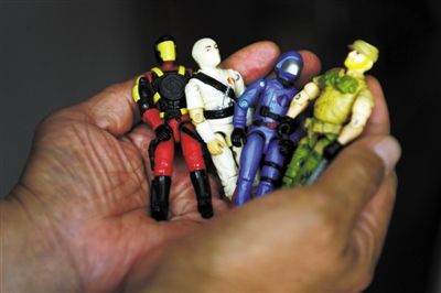 一名失独父亲，满是皱纹的手里，捧着儿子小时候玩的玩具。