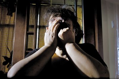 一位失独母亲家里的窗帘白天一直拉着。她为孩子治病欠下巨额债务，仍未能挽回孩子的命。