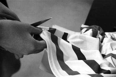 实验人员将检测衣物剪下一块进行萃取。