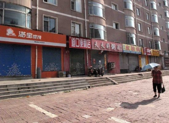 近日，沈阳部分商铺出现了关门歇业的现象。当地许多网友上传了商铺关门的照片，微博认证为“弥漫视觉摄影工作室”的网友“弥漫视觉摄影”称，这些天沈阳好多店面都门上贴一字条“外出旅游暂停营业”，“一打听才知道工商局要在全市打假”。但此原因并未得到有关部门证实。图片来源：CFP