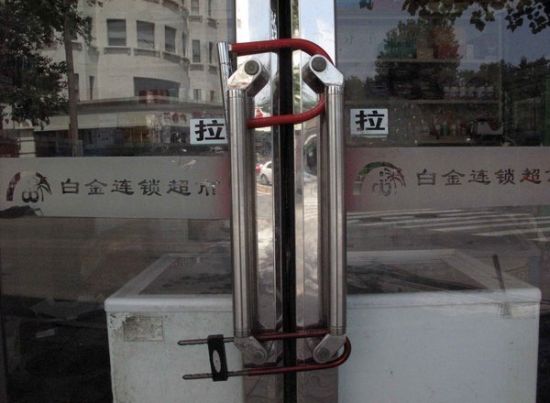 7月15日的《辽沈晚报》报道称，沈阳地区的一些商户出现了关门歇业的情况，7月13日，沈阳东北日杂市场部分商铺关门歇业，不过次日九成商铺重新营业。有老板表示，听说检查完了，才敢重新开张。“咱也不知道是哪里来检查，看别人家关门，我也关了。”图片来源：CFP