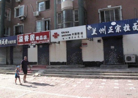 而在接受本地记者采访时，上述城市的公安和工商部门均否认近期有安排突击检查。7月30日鞍山市公安局相关负责人还称，针对近日部分商城、商铺关停事件，公安机关高度关注，现正在广泛收集各类线索和相关信息。图片来源：CFP