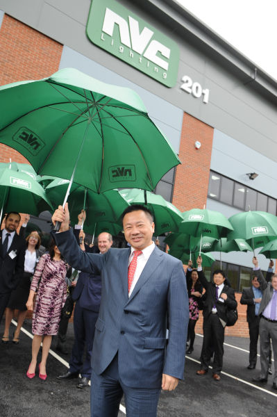 吴长江出席2011英国雷士照明新工厂揭幕。