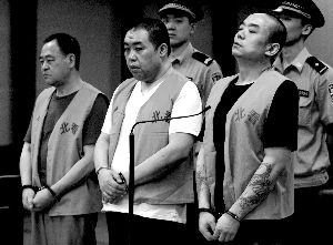 　　原朝阳区孙河乡康营村委会委员梁达伙同房地产评估公司经理马涛以及该村原村主任张信(见图)，使用虚假的评估报告数据，骗取政府拆迁补偿款等款项高达1.89亿余元。