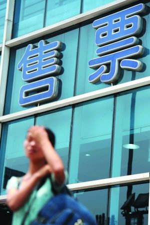 　　8月7日，广东省客运站售票大厅前，一名乘客在大门外等待要前来买票的朋友。如果节假日大巴也能免过路费，或许会惠及广大旅客。