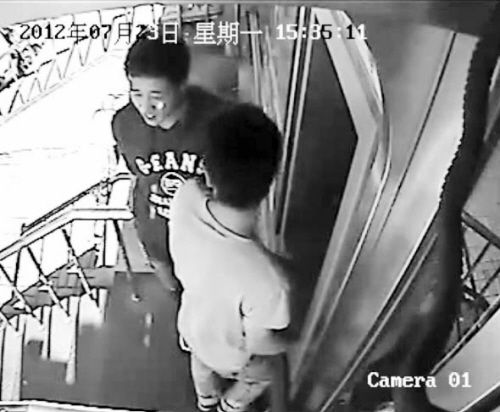 取走钱的贪心哥儿俩