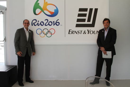 　　“不用等到奥运会，我们在2014年世界杯的时候就会邀请中国的政府部门和企业来里约。”里约投资促进局的国际总监Michael Charlton（图右）接受新浪财经专访时表示。会计师事务所安永巴西公司的Antonio Luiz Vita Souza（图左）表示：里约原本办公楼租金比圣保罗便宜，但就仅仅一年的时间，现在里约比圣保罗贵出50%以上，而且还在上升。(摄影：郝倩)