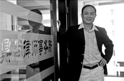 赢了官司，王劲松很高兴。本报记者蒲东峰摄