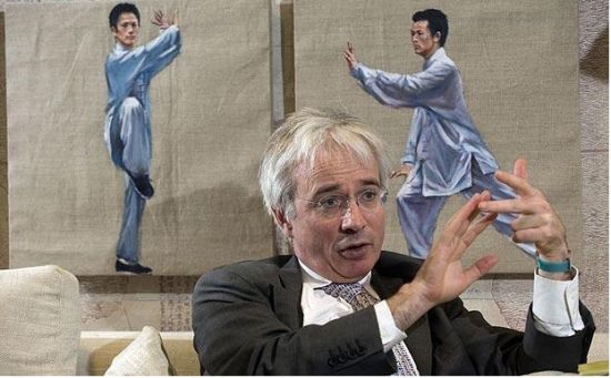 　　为了复活渣打银行在纽约州被吊销的执照，渣打银行的大老板，首席执行官彼得-桑茨（Peters Sands）14日从伦敦飞往纽约只身前往美国游说监管部门，希望渣打可以不被纽约州吊销牌照，免了死罪。看桑茨的意思，只要能保住在美国的分支，其他的都可以谈。