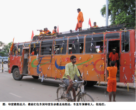 图：印度教朝圣月，教徒们包车到印度各宗教圣地朝圣，车里车顶都有人，很灿烂。
