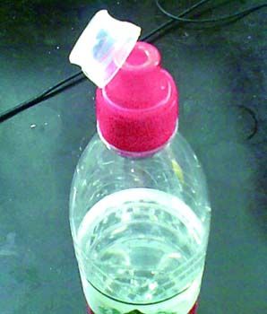 瓶盖未封好 记者 李坐廷 摄 　微博