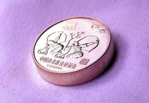 　1980年冬奥会中奥加厚银币(射艺)。