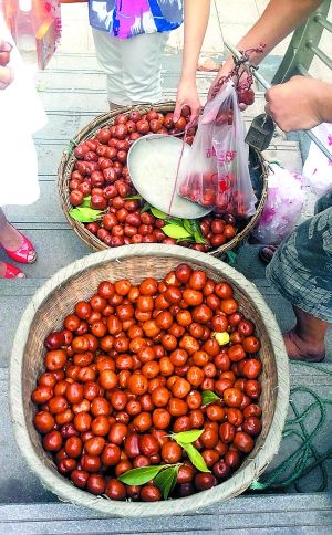 沙坪坝区凤天路，商贩正在销售用糖精水泡过的大红枣。  　　本版图/重庆晨报记者 黄宇 摄