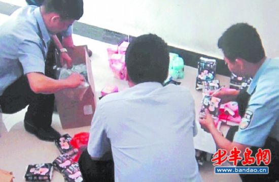 警方正在清点查获的假冒卫生巾。