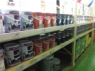 　　在某建材超市内，立邦漆和其他知名品牌漆摆放在一起，但各种“功能”、价钱不一的产品让一些消费者摸不着头脑。
