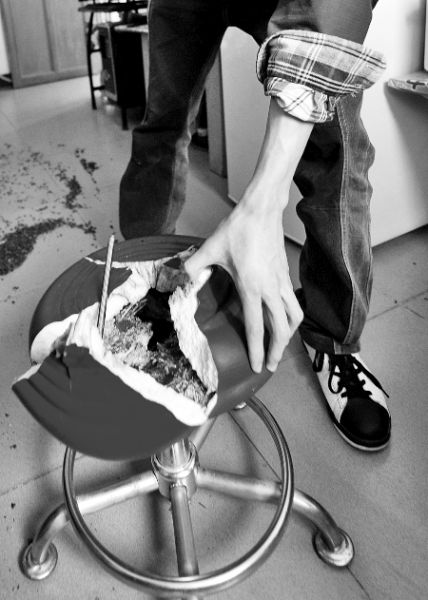 　　厦门一女子在住处坐在电脑桌前的气压升降椅上，椅子却突然爆炸，该女子被炸伤并当场昏倒。 　　CFP