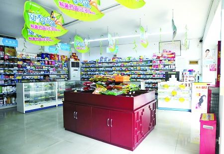 　8月8日，重庆市沙坪坝区石碾盘，记者所调查的这家药店里不见药师。记者 吴珊 摄 　