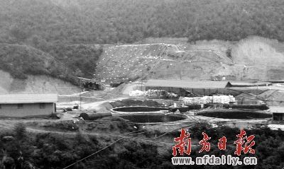 稀土盗采点池浸工艺炼稀土的作业现场。