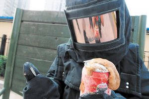 　　记者选取12罐碳酸饮料进行冷冻实验，结果显示其中3罐出现了胀破、爆裂现象，确实存在安全隐患。 CFP图