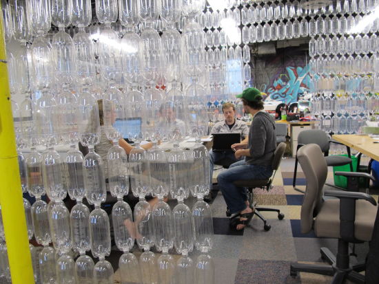 　　TerraCycle的经营模式就是利用与非盈利性组织和大公司(尤其是在包装上大成本投入的食品公司)直接合作，回收其可再生和可重生(Upcycling)资源，对这些回收原材进行不对环境造成伤害的加工(如再设计、物质分解融合等)，使之“起死回生”，再被利用，从而获利。