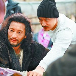 黄晓明(左)投入演艺事业，在《血滴子》中扮相粗犷。