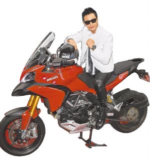 黄晓明骑上摩托车秀名牌限量表。