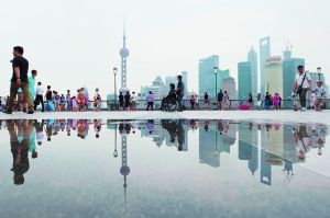 　　外滩是上海地标和著名风景区，如今众多景点常见的高消费、宰客、拉客等现象在外滩很少看到。早报记者 孙湛 图