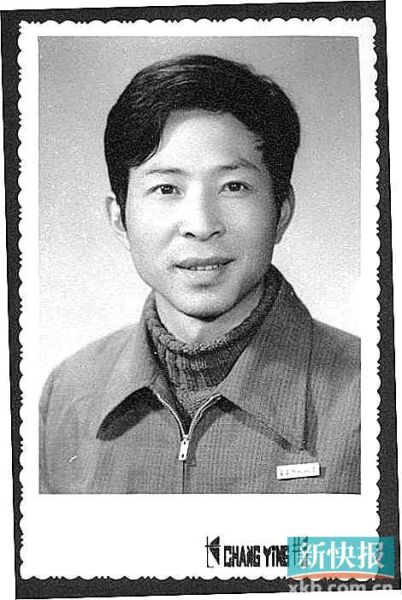 祝春亭（上图为大学时照片）职业作家，曾为赌王何鸿燊、香港首富李嘉诚等多位商贾名人出版传纪，2008年出版了150万字的小说《大清商埠》讲述了关于潘家核心人物潘振承的故事。