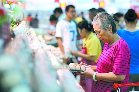 大坪某超市，市民在选购鸡蛋。记者 唐浩 摄