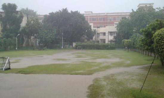 笔者门前球场，下5分钟大雨后就能变成”瓦尔登湖“。