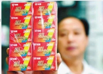 　　9月5日，乐凯胶卷的代理商在展示乐凯彩色胶卷。乐凯胶片9月4日晚发布公告称，公司决定停止彩色胶卷的生产。 新华社 图