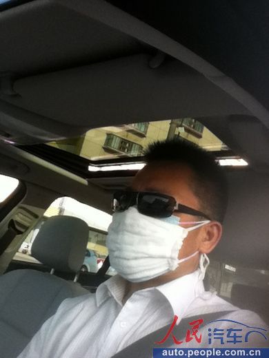 袁先生开车时要戴两副口罩。