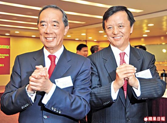 　　港交所行政总裁李小加（右）说，“与夏佳理共事的三年，是我职业生涯中最高兴最满意最具有激情的三年”。（图片来源：苹果日报）