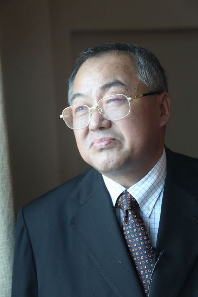 　　失去了七年一个月零九天的自由后，顾雏军回到了北京。他换了副简洁的眼镜，昔日不羁的眼神也黯淡了很多，但怒气、怨气和岁月一起，已经把他的双鬓染白。9月13日，新浪财经独家对话顾雏军。（图片来源：新浪财经）