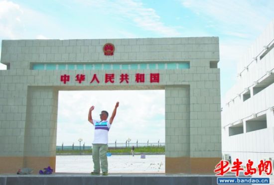 7月22日，在内蒙古满洲里国门景区，一名游客在一处景点拍照留念。 