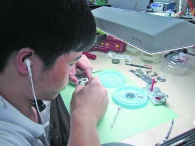  手表维修是个精细活，目前价格完全放开，完全由市场决定。
