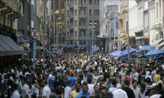 圣保罗市中心的商业中心“3月25日大街”熙熙攘攘的人群。(图片来源：www.mkbcomunicacao.com.br)