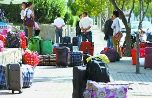 员工犹豫着是否还留在这里。