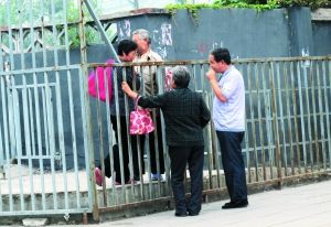 　两对“乞丐”在地铁站外相遇。
