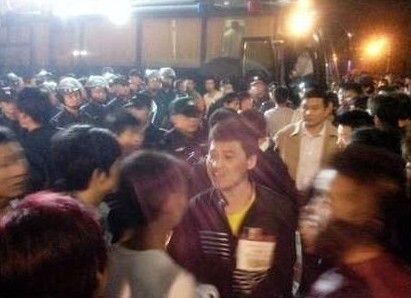 警方疏散员工。(图片来自百度太原富士康贴吧)