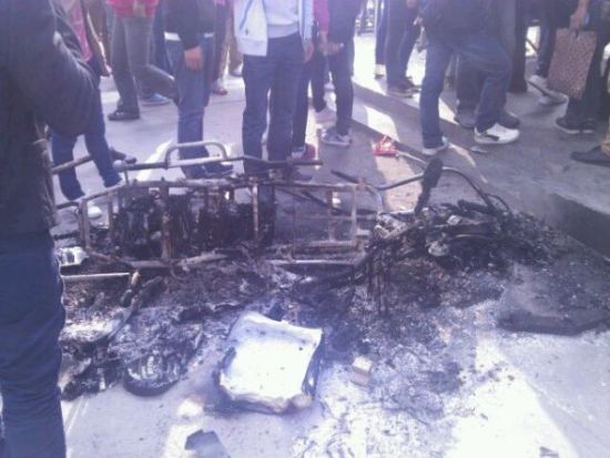 被烧毁的车辆(图片来自百度太原富士康贴吧)