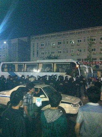 警方到达现场。(图片来自百度太原富士康贴吧)