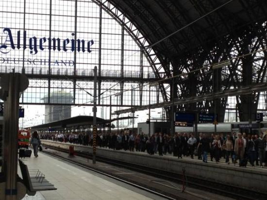 清晨抵达法兰克福火车站的上班族和商旅。(图片来源：新浪财经驻德国特约观察员 程严 摄)