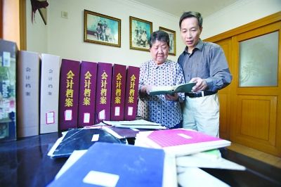  77岁的贺星允老人正开心地向人介绍自己珍藏的账本。