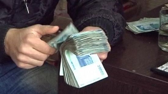 图为面值为2万的伊朗货币里亚尔