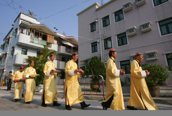 　　尽管住宅供应严重不足，在香港政府逾两千公顷土地储备中，仍有一大半为新界原居民留建“丁屋”：新界原居民仅需生育一个男丁，便可建210平方米宽敞大宅。(图片来源：路透社)